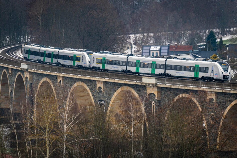 Hier fährt der Akkuzug über das Bahrebachmühlenviadukt.