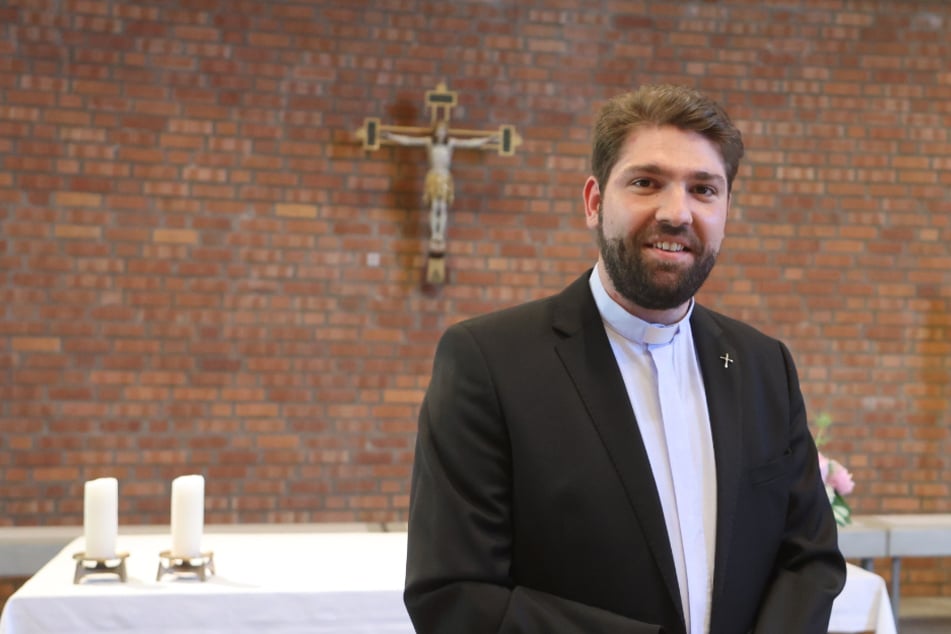 Priesteranwärter Julian-Michael Kania (26) steht in der St Elisabeth Kirche in Gera.