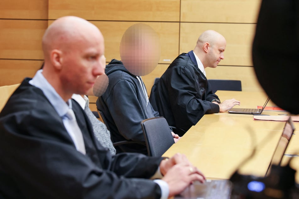 Der Angeklagte (M.) gab vor dem Amtsgericht Würzburg die Tat zu.