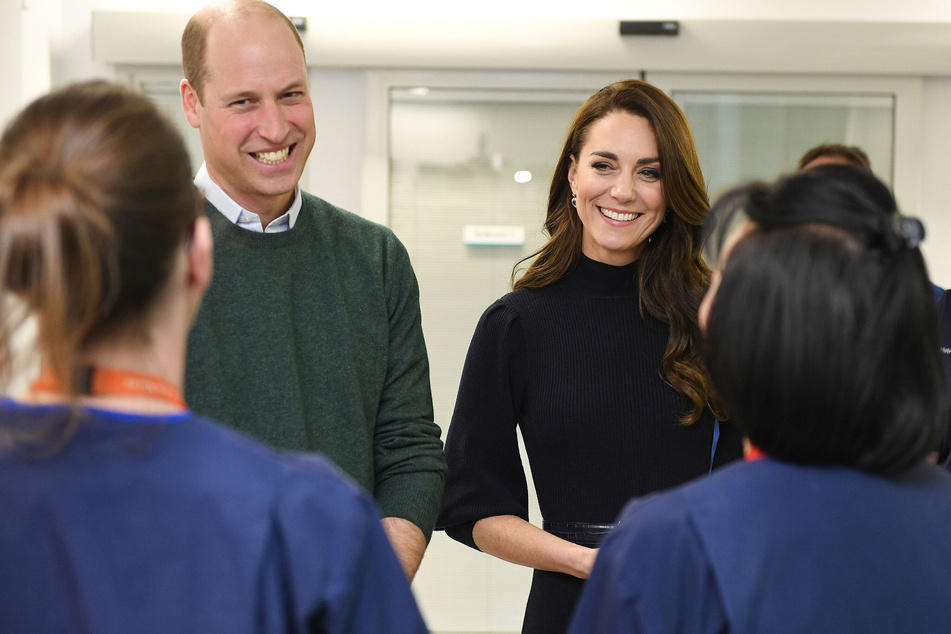 William, Prinz von Wales (40), und Kate, Prinzessin von Wales (41), bei einem Besuch des Royal Liverpool University Krankenhauses.