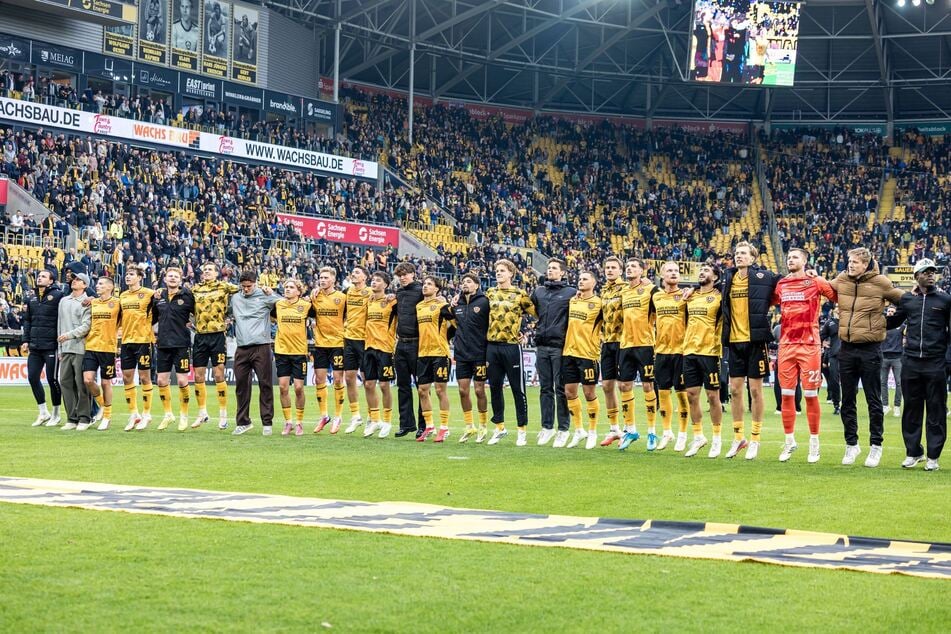 Die Dynamo-Profis feierten den Sieg nach Abpfiff gemeinsam mit den Fans.
