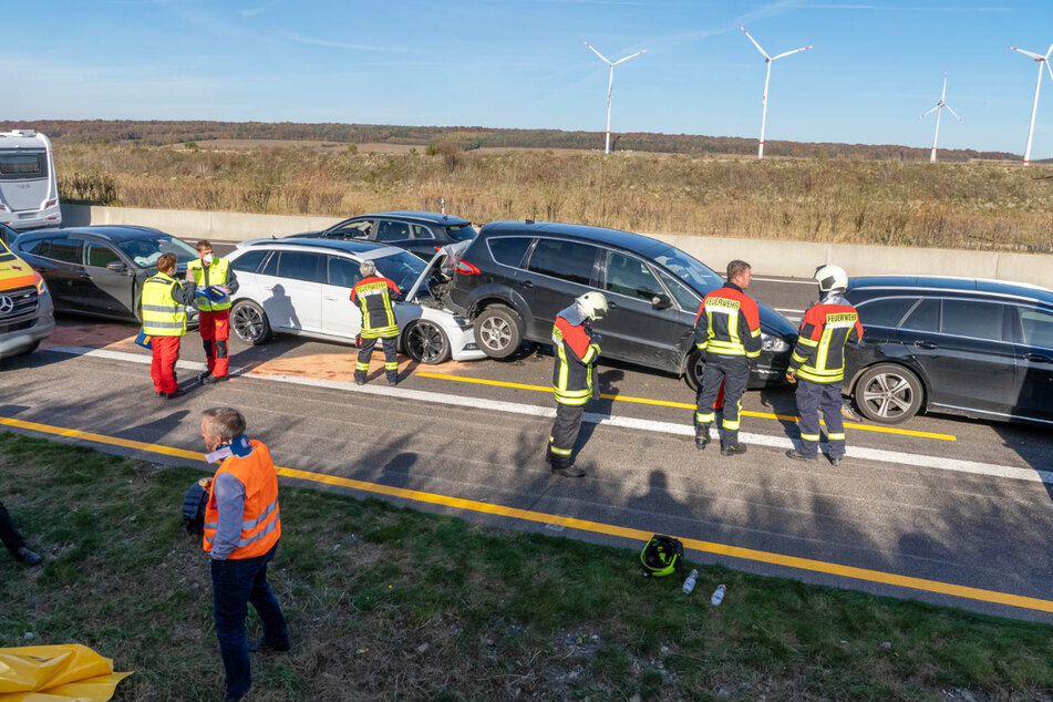Unfall A4: Sechs Autos krachen auf A4 ineinander: Feuerwehr muss zu Fuß Rettungsgasse bilden