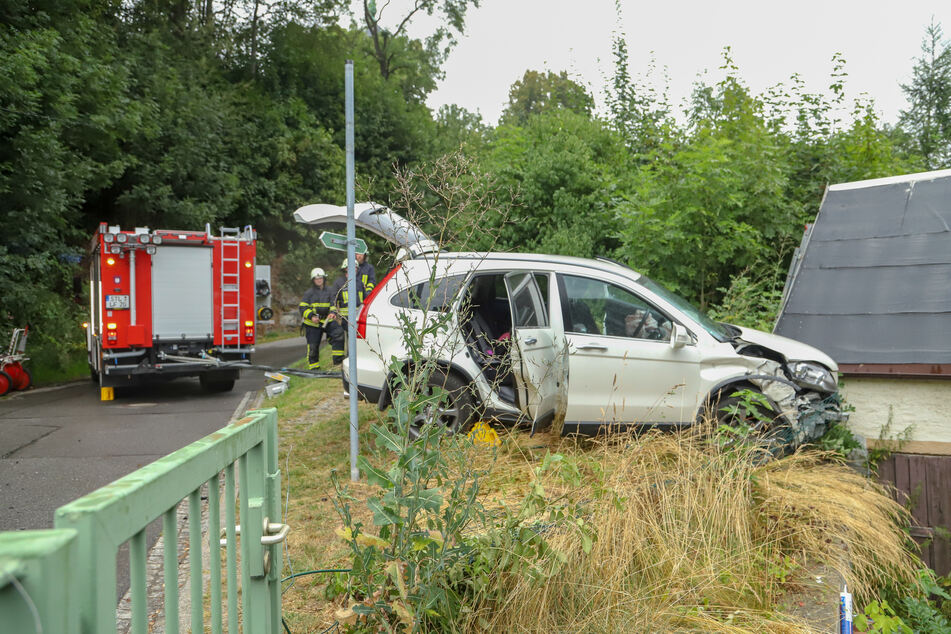 Die Feuerwehr war vor Ort, um den Hyundai aus dem Grundstück zu ziehen.
