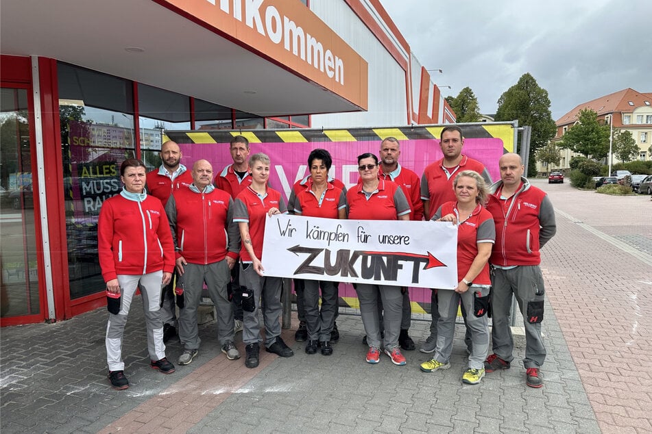 Die Hellweg-Beschäftigten in der Zschopauer Straße wollen das Aus für "ihren" Markt nicht hinnehmen.