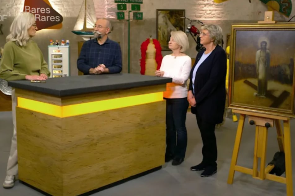 Michaela (r.) und Daniela möchten bei "Bares für Rares" ein sakrales Erbstück zu Geld machen.