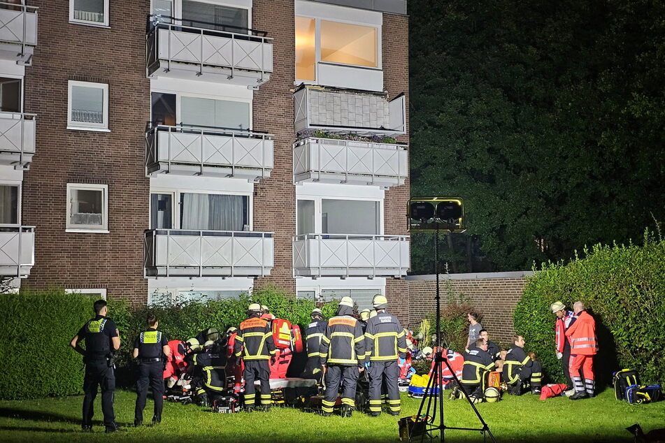 Ein Balkon im dritten Stock eines Mehrfamilienhauses klappte ab und riss sechs Personen neun Meter in die Tiefe.