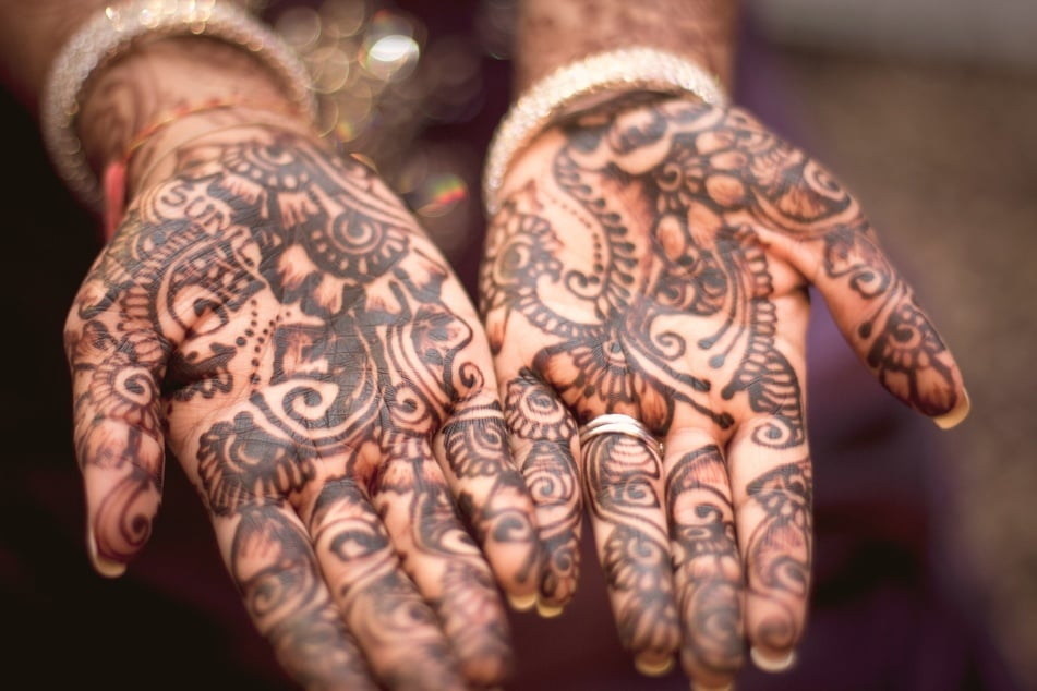 Black henna can be a beautiful temporary tattoo, especially when you are on vacation, but it comes with the risk of an allergic reaction. (Stock Image)