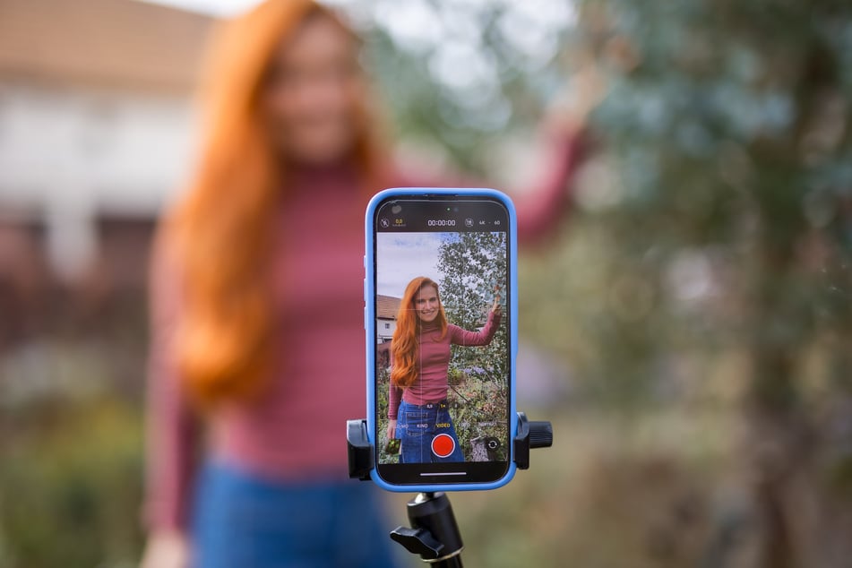"One Woman Show" - nur mit Smartphone und Stativ produziert Michelle ihre Videos. Auch Schnitt und Bearbeitung macht sie alleine.