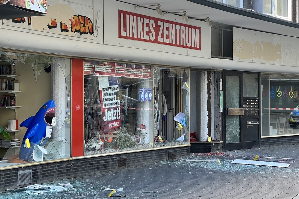 Heftige Explosion am Linken-Parteibüro: Auch mehrere Geschäfte beschädigt