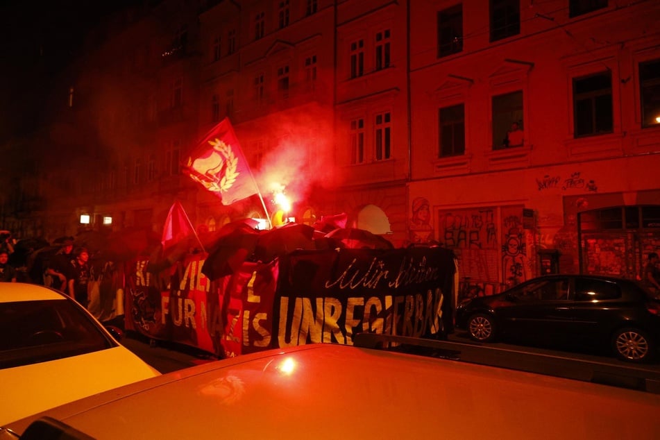 Trotz Pyrotechnik verlief die Demonstration weitgehend friedlich.