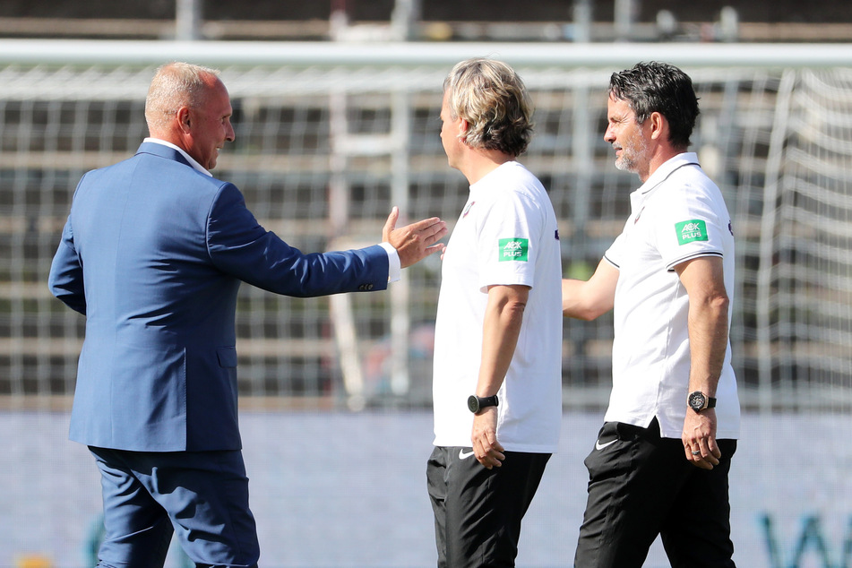 FCE-Boss Helge Leonhardt (l.) war diesmal zufrieden und klatschte mit Trainer Dirk Schuster ab.