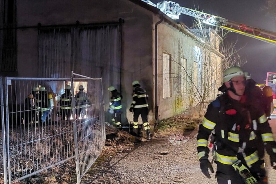 Feuerwehrleute gingen dem schwarzen Rauch aus dem Gebäude auf die Spur und entdeckten einen brennenden Ofen.