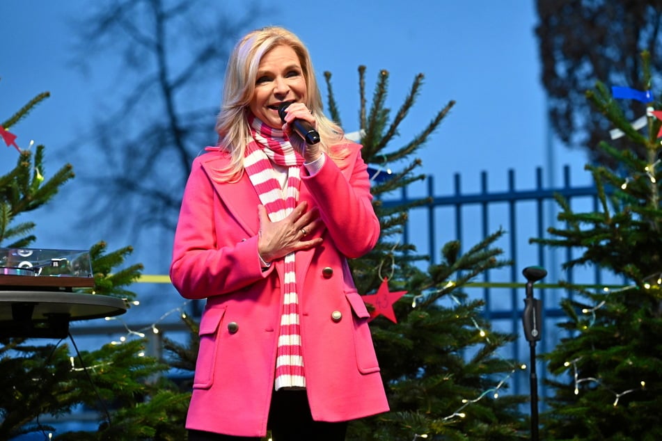 Schlagerstar Uta Bresan (59) singt mit den Gästen Weihnachtslieder.