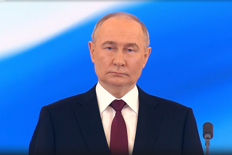 In gewohnt emotionaler Weise hält der frisch vereidigte Präsident eine Rede. Er betonte "das Recht" auf "Zusammenhalt" der "historischen Gebiete" Russlands.
