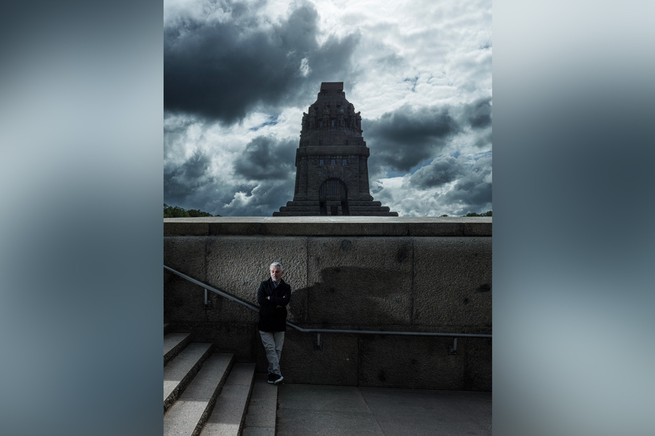 Carlo Masala (55), Professor für internationale Politik an der Universität der Bundeswehr München, wurde von Fotograf Christoph Busse vor dem Leipziger Völkerschlachtdenkmal porträtiert.