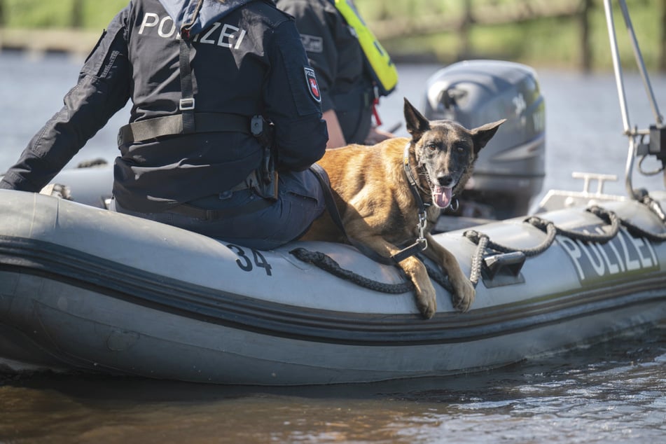 Die Retter suchen auch per Boot nach dem Vermissten. (Symbolbild)