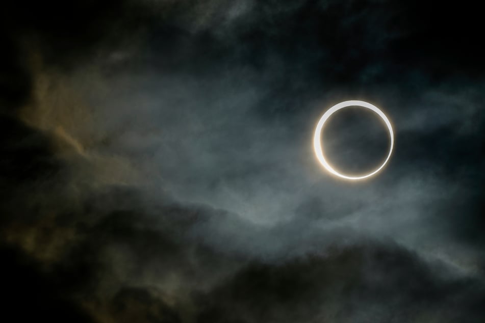 Der Himmel hält am 12. August gleich zwei spektakuläre Schauspiele bereit: Am Abend ab etwa 19 Uhr schiebt sich der Mond vor die Sonne und sorgt für eine partielle Sonnenfinsternis.