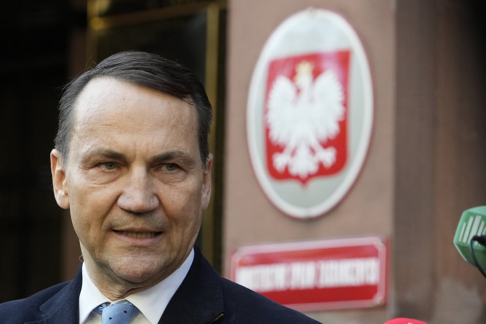 Polen Außenminister Radek Sikorski (62) sieht die Anwesenheit Trumps für einen Verhandlungserfolg bei den Friedensgesprächen als nicht zwingend erforderlich an.