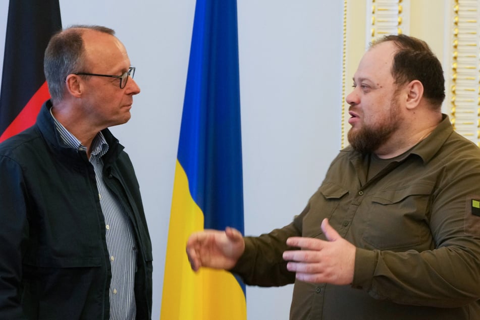 Der CDU-Parteivorsitzende Friedrich Merz (66) links im Gespräch mit Ruslan Stefantschuk (46), Präsident des ukrainischen Parlament.