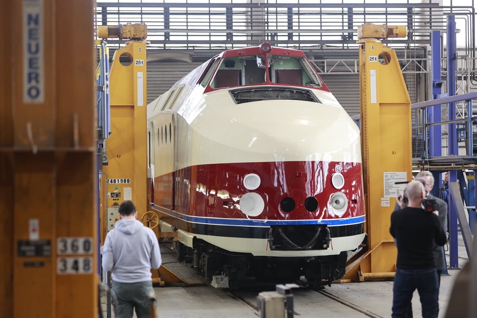 In Halberstadt (Sachsen-Anhalt) wird der alte Schnellzug instandgesetzt. Eine neue Bleibe findet er künftig in Radebeul.