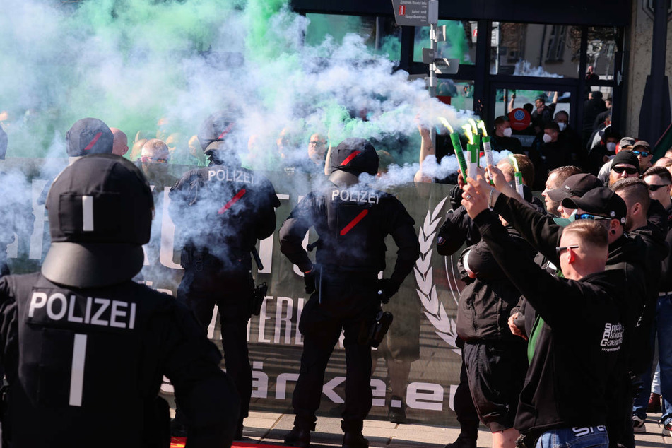 Die "Neue Stärke" bei einer Kundgebung im vergangenen März im thüringischen Gera: Die Polizei hatte die Versammlung unterbunden.