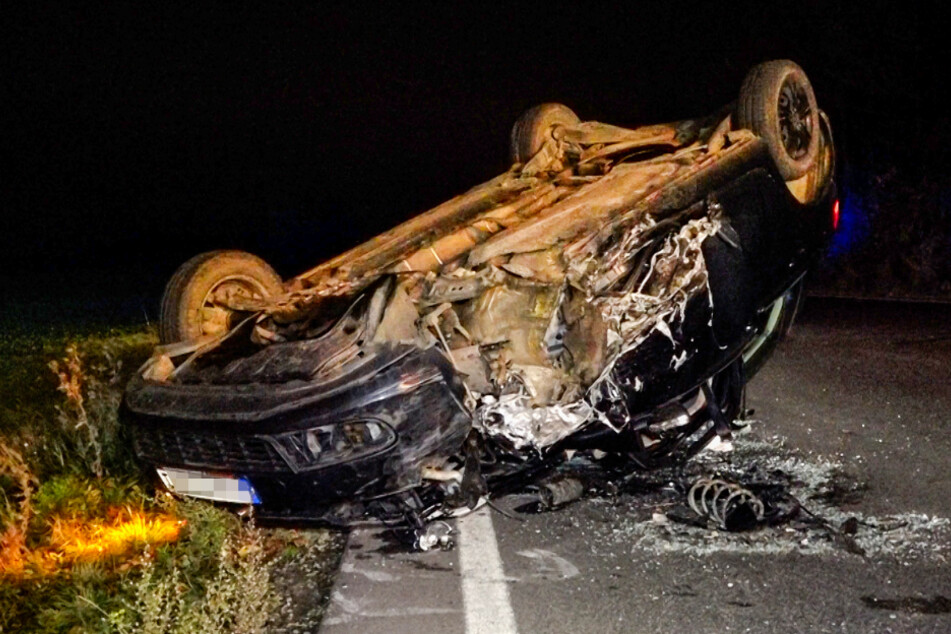Der VW Golf blieb stark beschädigt auf dem Dach liegen.