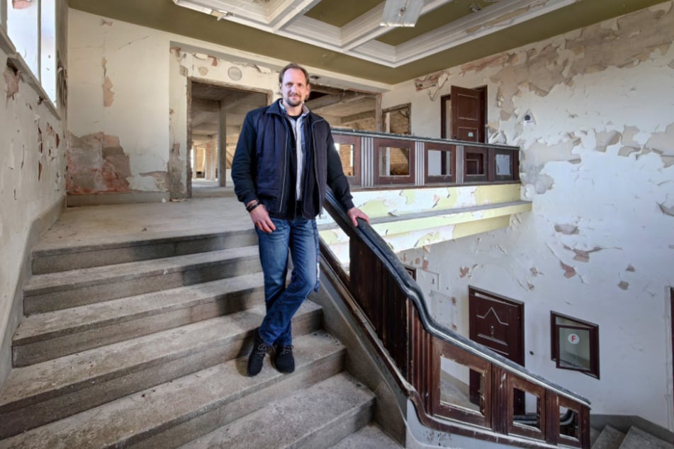 Geschäftsführer Steve Tietze (48) will das einst prachtvolle Treppenhaus des denkmalgeschützten Verwaltungsgebäudes wieder zu einem Schmuckstück machen.