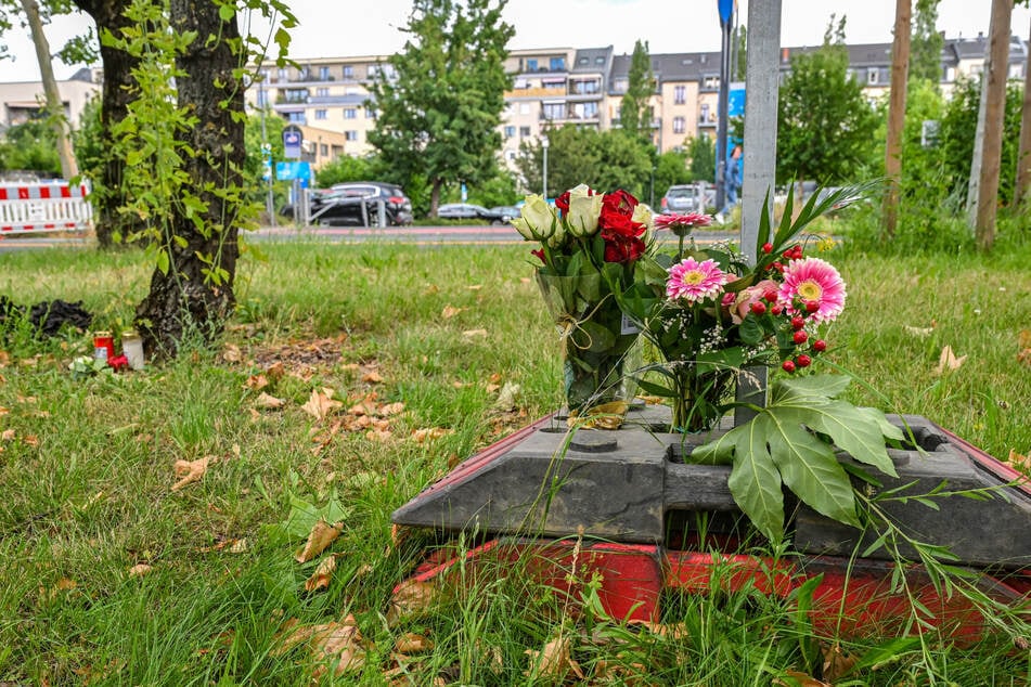Am Donnerstag wurden zur Andacht an den Verstorbenen Blumen an der Unfallstelle niedergelegt.