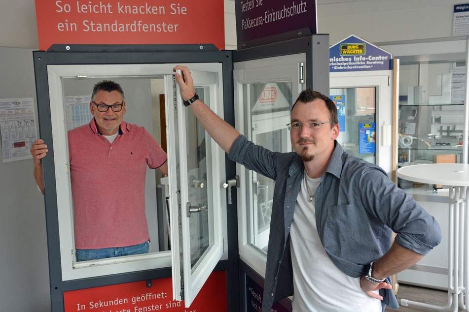 Kriminalhauptkommissar Udo Wilke (l.) und Kriminal-Berater Lars Hannappel beraten zum Thema Einbruchschutz.