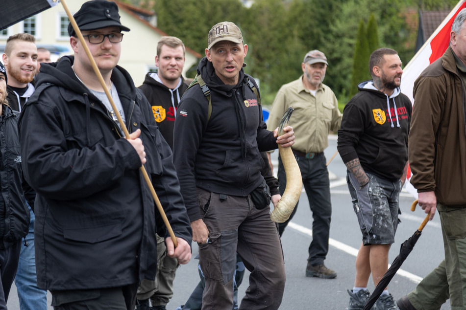 Unter den Demonstranten: Der Rechtsextremist Axel Schlimper (M.) mit einem Jagdhorn in der Hand.