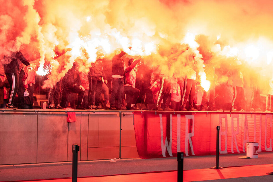 Union-Fans zünden im Conference-League-Spiel gegen Kuopio PS Pyros im Berliner Olympiastadion. Ein mögliches Pilotprojekt von Rot-Grün-Rot könnte das sichere Abbrennen von Pyrotechnik ermöglichen, um solche Szenen zu verhindern.
