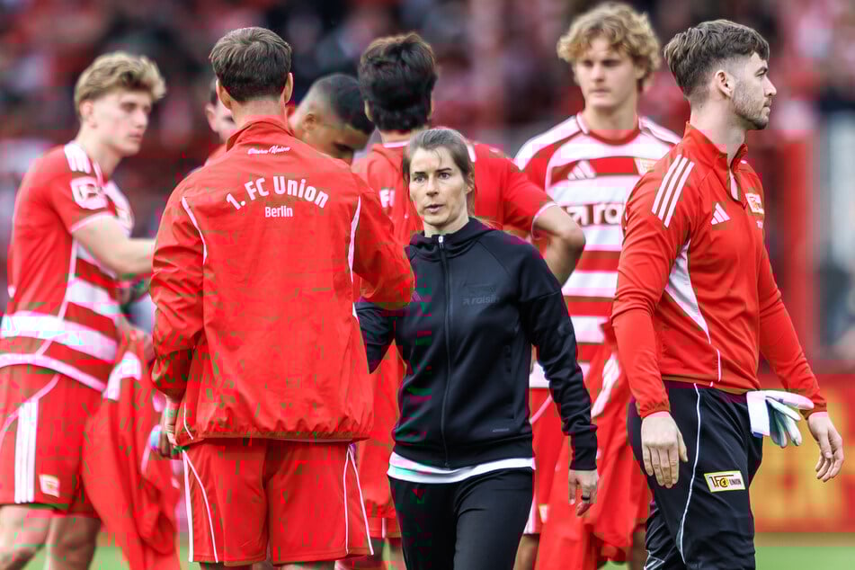 Enttäuschung über das Ergebnis bei der Mannschaft. Trainerin Marie-Louise Eta (Union Berlin) bedankt sich bei den Spielern.