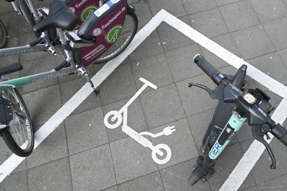 Eine Abstellfläche für E-Scooter in Frankfurt: Die Stadt setzt seit einem Jahr auf kostenpflichtige Sondernutzungserlaubnisse für die Verleiher der Scooter.