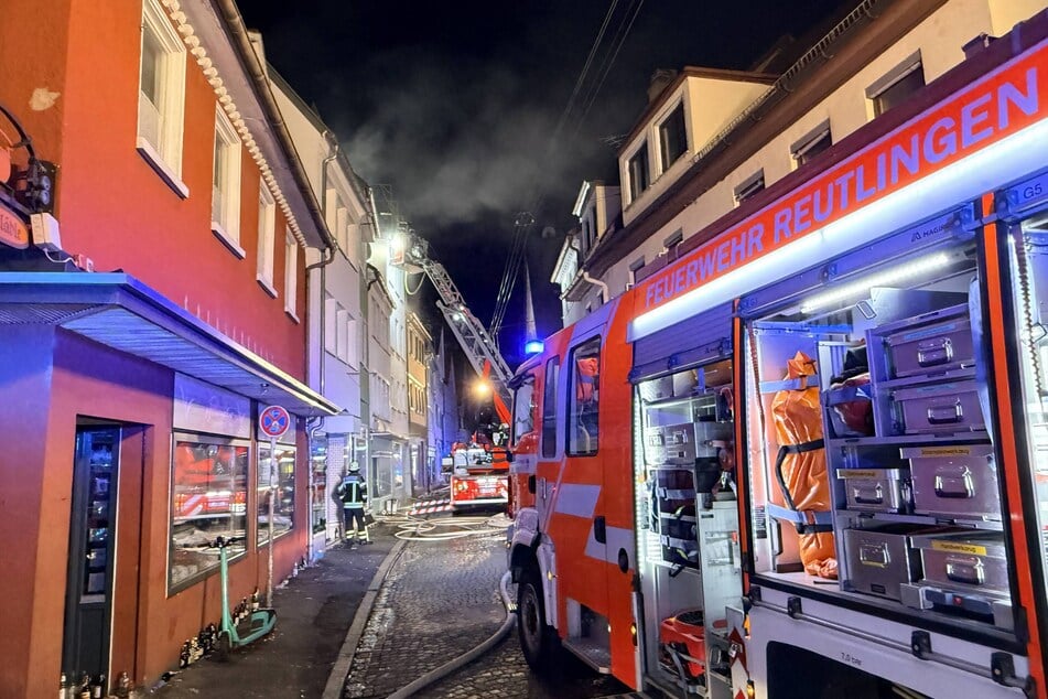 Die Feuerwehr war mit 110 Rettungskräften im Einsatz, um den Brand im Dachstuhl zu löschen.