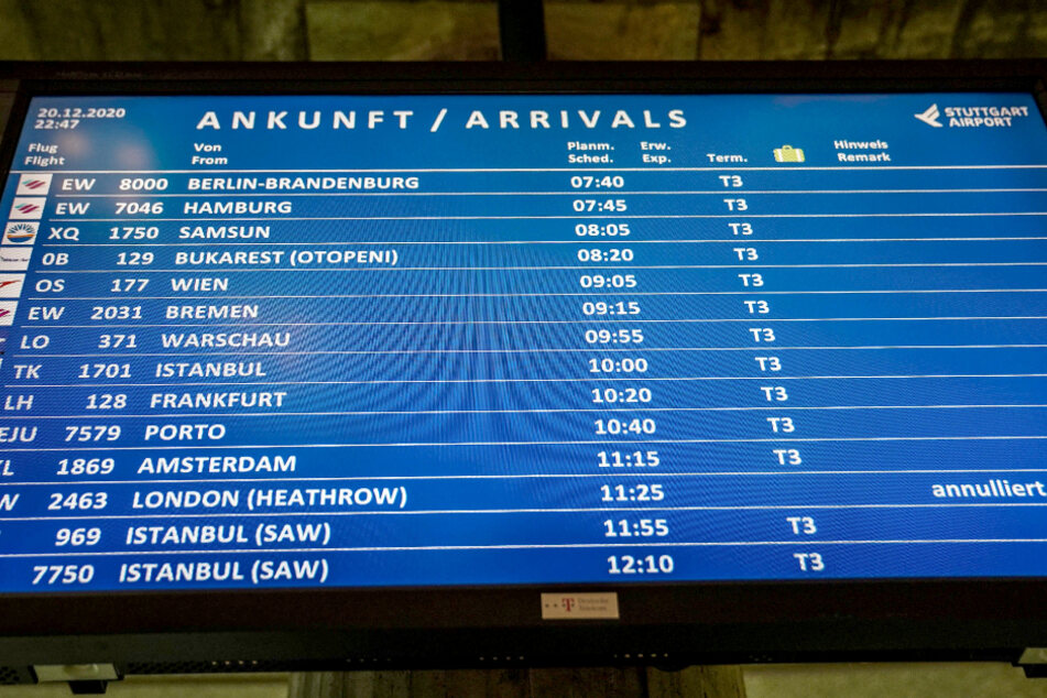 Auf einer Anzeigetafel des Flughafens Stuttgart steht ein "annulliert" Hinweis für einen Flug aus London. Wegen einer Coronavirus-Variante gibt es Landesverbote für Flüge aus Großbritannien.