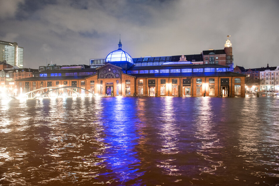 Der überschwemmte Hamburger Fischmarkt. In der Hansestadt und in Bremen hat es am Dienstagmorgen erneut eine Sturmflut gegeben. (Symbolfoto)