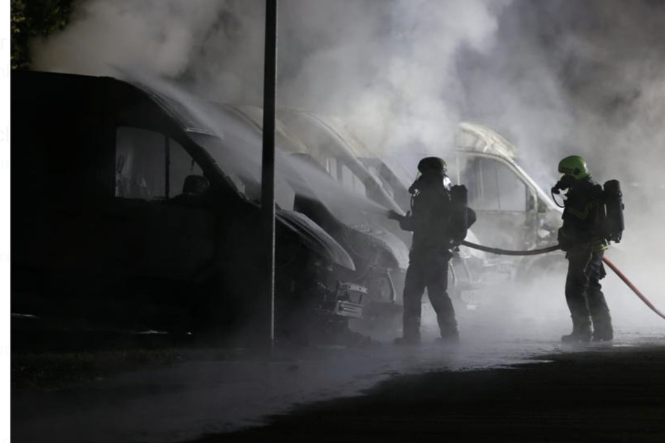 Leipzig: Sechs Transporter brennen auf Firmengelände aus: Polizei ermittelt