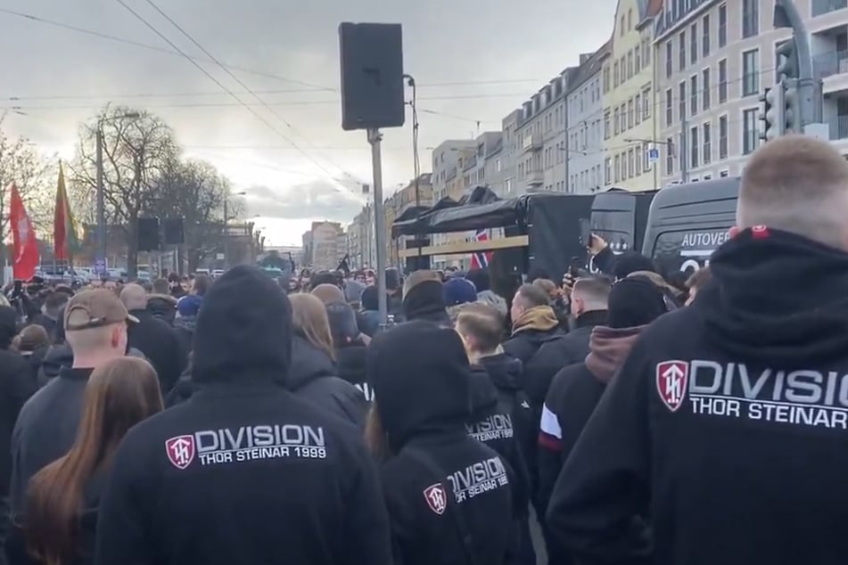 Mehrere Hundert Rechtsradikale sind erschienen.