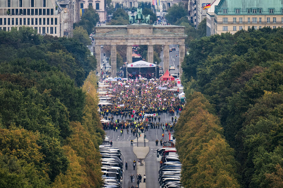 An der Verdi-Großdemonstration vor dem Brandenburger Tor nahmen Beschäftigte der Deutschen Post aus ganz Deutschland teil.