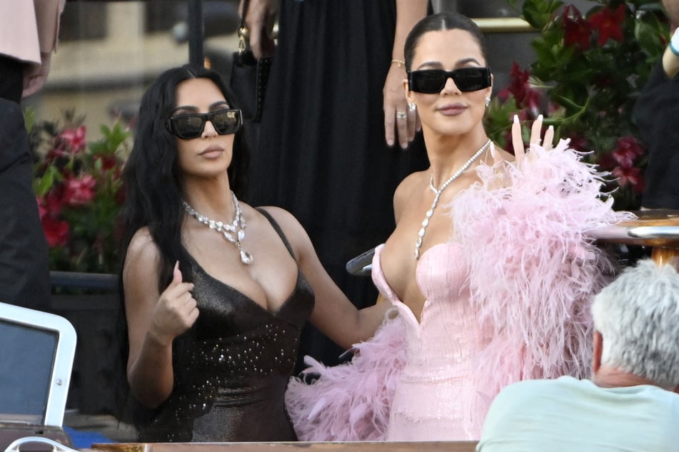 Sisters Kim Kardashian (l.) and Khloé Kardashian (r.) leave the Gritti Palace Hotel on the wedding day of Amazon founder Jeff Bezos with Lauren Sanchez, in Venice on Friday.