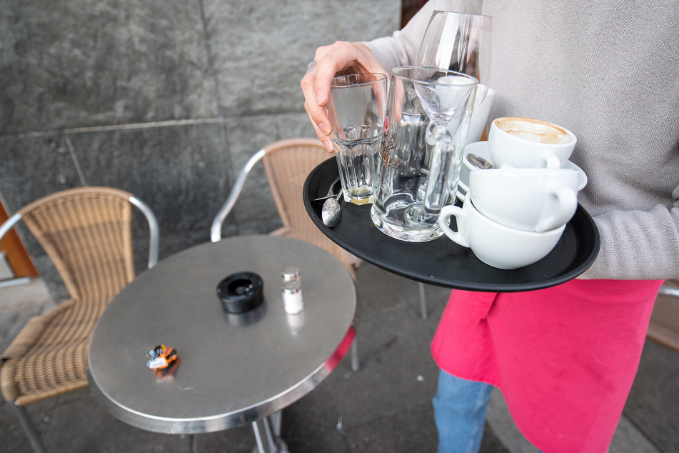 Stuttgart: Kellnern gehört zu den Klassikern der Studentenjobs. Doch wegen der Corona-Einschränkungen fiel diese Verdienstmöglichkeit häufig weg.