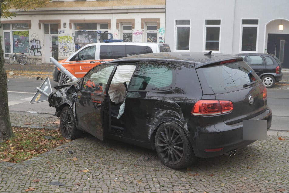 Das Auto wurde bei dem Crash schwer beschädigt, war nicht mehr fahrbereit.