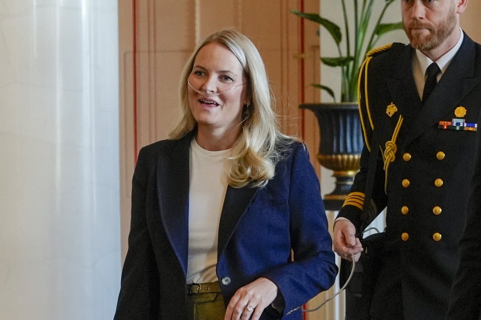 Die norwegische Kronprinzessin Mette-Marit (52) trat in der Öffentlichkeit zuletzt mehrfach mit einem Sauerstoffgerät auf.