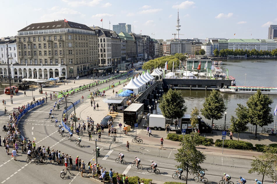 Das Hauptfeld beim Cyclassics-Rennen, passiert den Jungfernstieg an der Hamburger Binnenalster.