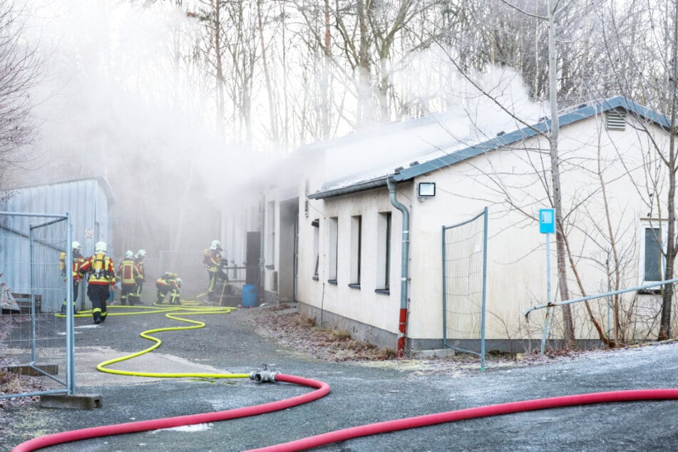 Die Feuerwehr verschaffte sich gewaltsam Zugang zu dem Gebäude.