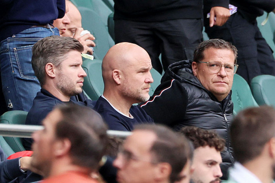 Beim Anblick des Schmähplakates hatten RB Leipzigs Sportkoordinator Felix Krüger (30, l.), Sportdirektor Rouven Schröder (47, M.) und Chef Max Eberl (50) nichts zu lachen.