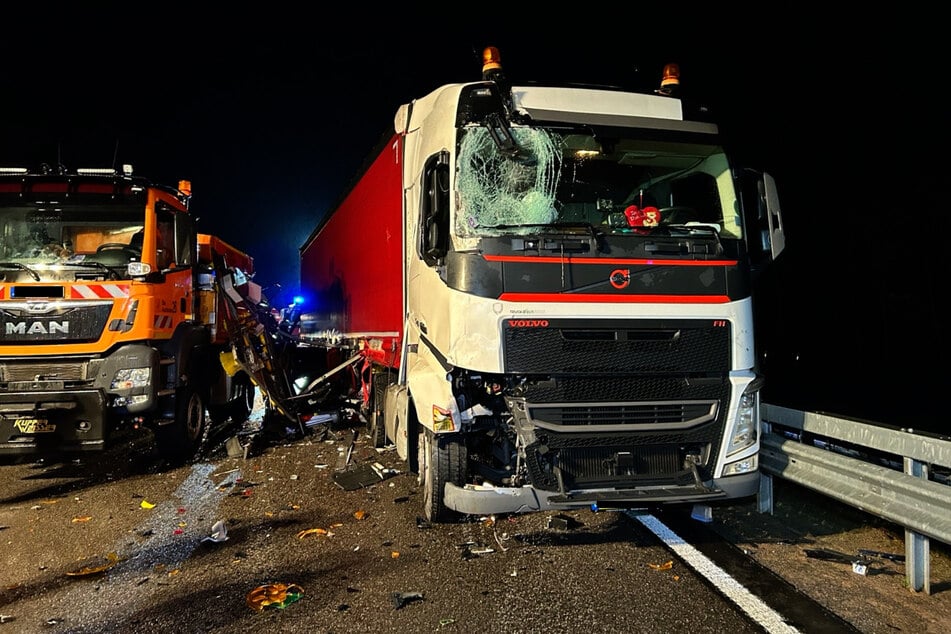 Der Fahrer des zweiten Sattelzugs hatte offenbar das Stauende übersehen und war in ein Absicherungsfahrzeug gekracht.