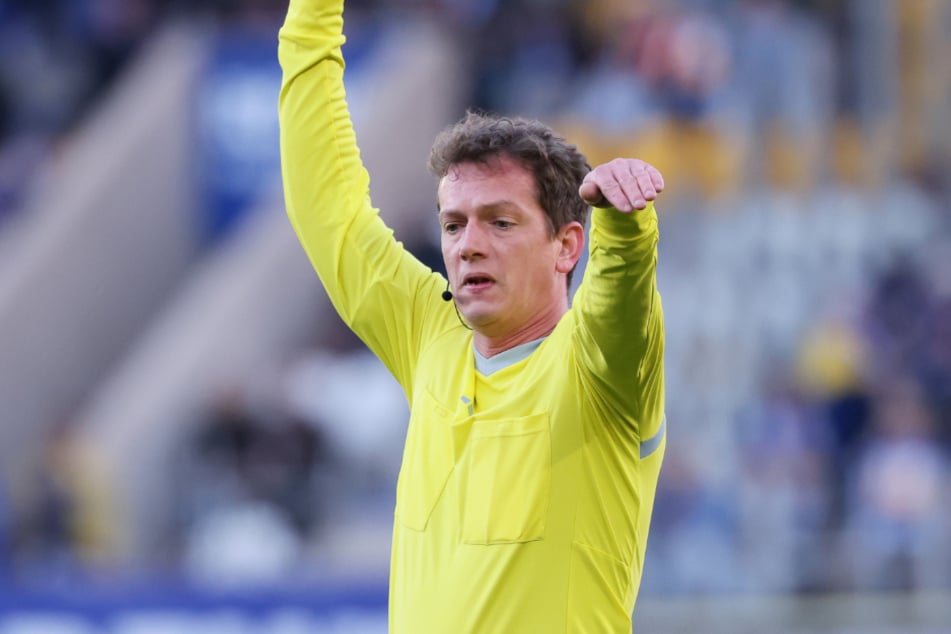 Schiedsrichter Marcel Riemer (40) hatte in Chemnitz nicht seinen besten Tag.