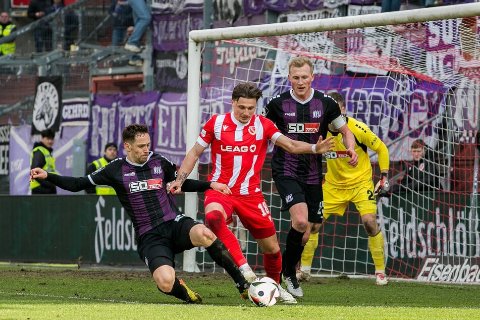 Für Cottbus' Erik Engelhardt (26, Mitte) &amp; Co. war es ein gebrauchter Fußball-Nachmittag.