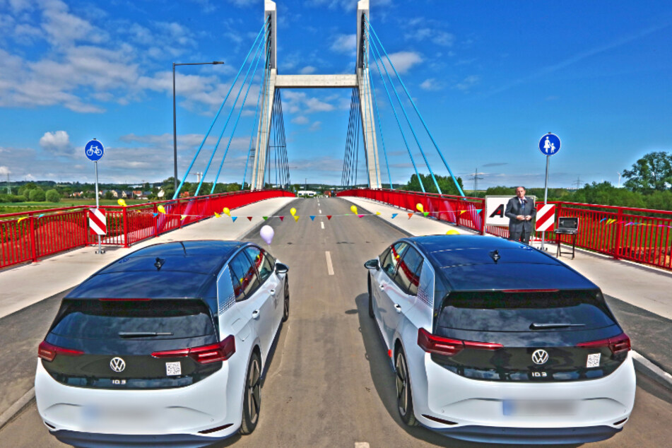 Freie Fahrt über die neue Muldenbrücke in Schlunzig.